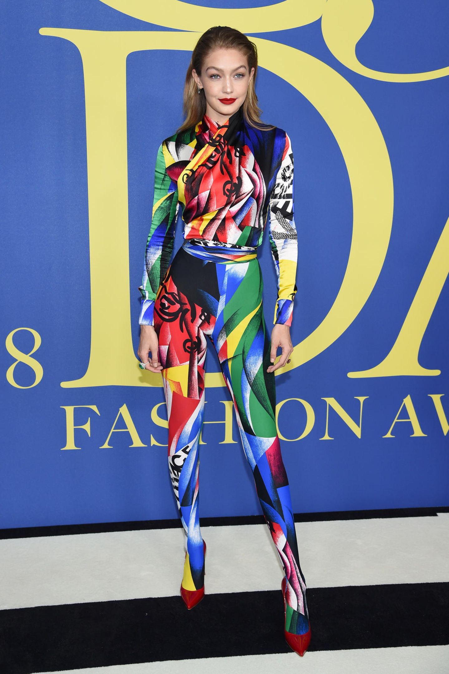 Falls sie mal schnell zur Toilette muss, könnte dieses Outfit ein echtes Problem darstellen: Gigi Hadid im quietschbunten Ganzkörperanzug von Versace.