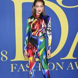 Falls sie mal schnell zur Toilette muss, könnte dieses Outfit ein echtes Problem darstellen: Gigi Hadid im quietschbunten Ganzkörperanzug von Versace.