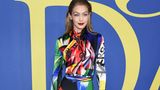 Falls sie mal schnell zur Toilette muss, könnte dieses Outfit ein echtes Problem darstellen: Gigi Hadid im quietschbunten Ganzkörperanzug von Versace.