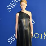 Schauspielerin Claire Danes trug ein asymmetrisches Lederkleid von Designer Narsisco Rodriguez. Alle Augen richteten sich allerdings auf den Bauch der 39-Jährigen: Danes erwartet in wenigen Wochen ihr zweites Kind.