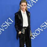 Schauspielerin Amber Heard trug Rüschen-Bluse und Pailletten-Anzug von Designer Michael Kors