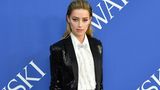 Schauspielerin Amber Heard trug Rüschen-Bluse und Pailletten-Anzug von Designer Michael Kors