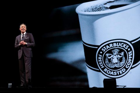 Starbucks-Chef Howard Schultz spricht auf einer Tagung