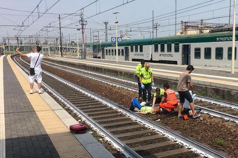 Die Selfie-Szene auf dem Bahnhof von Piacenza in Italien