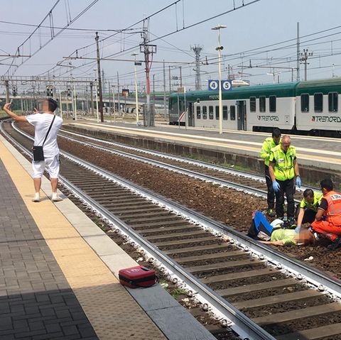 Die Selfie-Szene auf dem Bahnhof von Piacenza in Italien