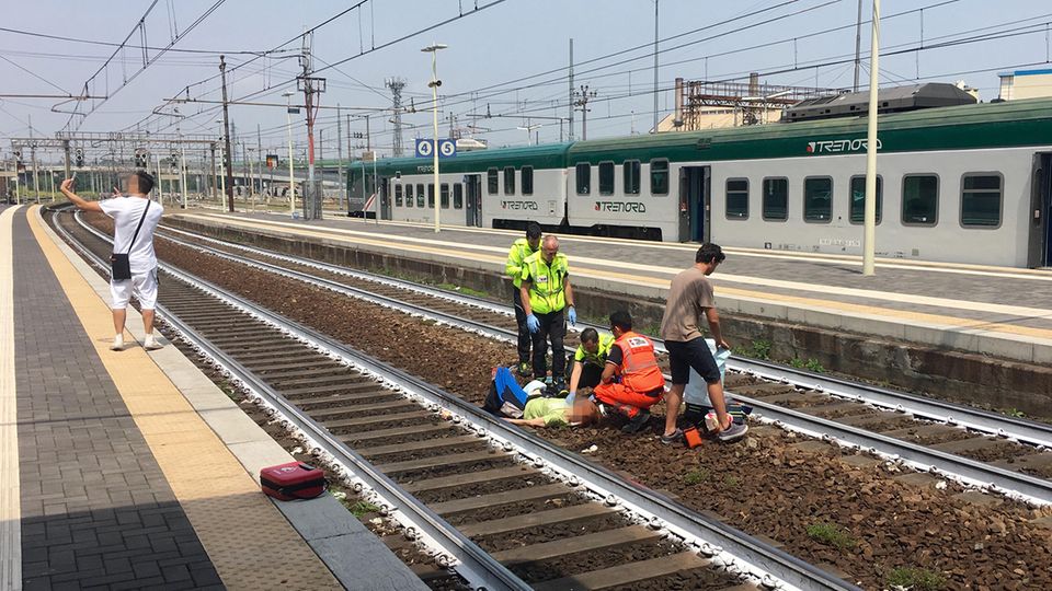 Die Selfie-Szene auf dem Bahnhof von Piacenza in Italien