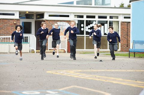 Schüler und Schülerinnen in einer Schuluniform