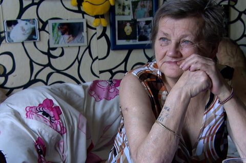 Karin Ritter in ihrem Wohnzimmer in der Obdachlosenunterkunft in der Köthener Augustenstraße.