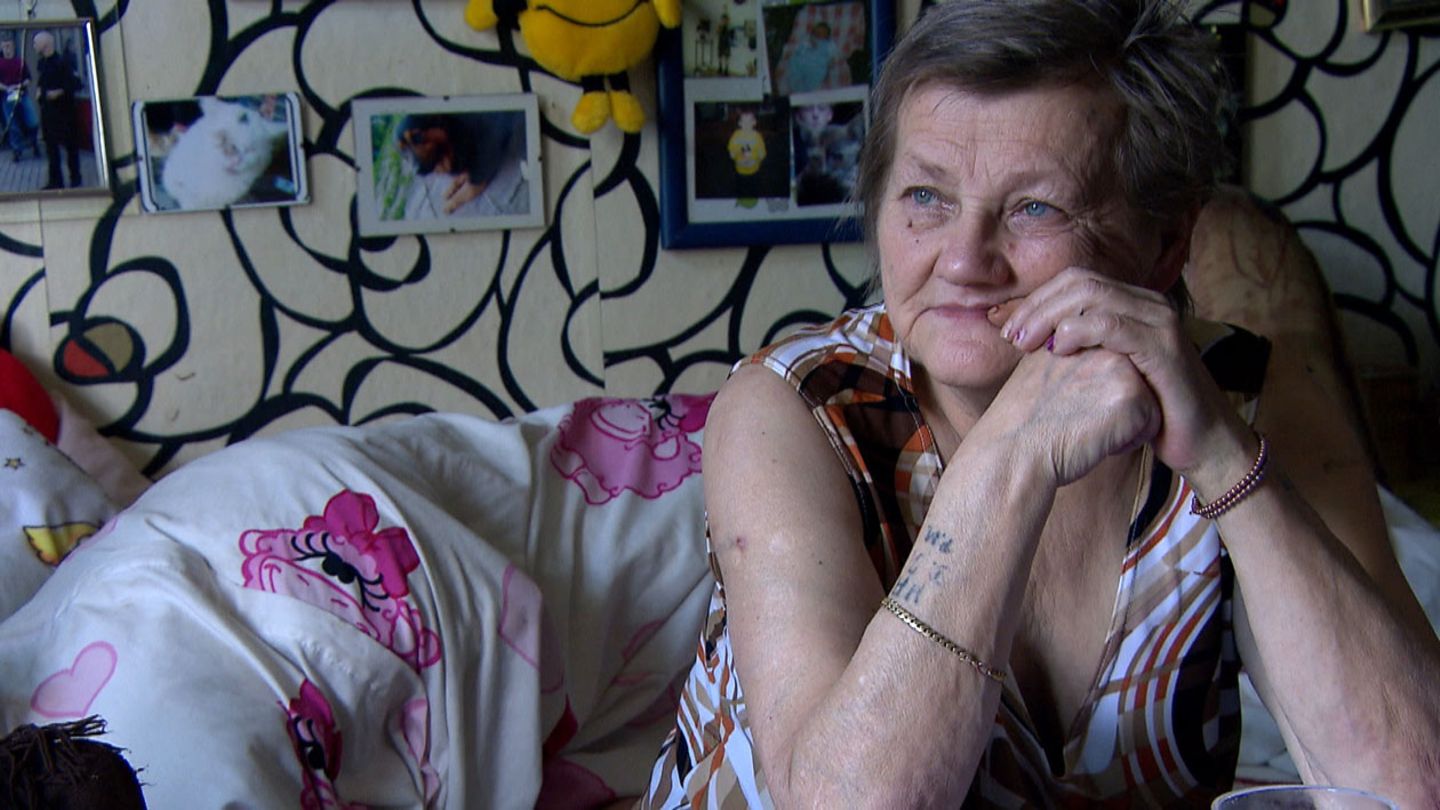 Karin Ritter in ihrem Wohnzimmer in der Obdachlosenunterkunft in der Köthener Augustenstraße.