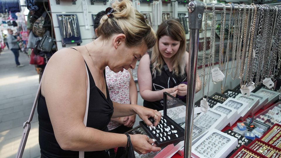 Auf dem Polenmarkt in Hohenwutzen: Die beiden Freundinnen Jacqueline Schwerdtfeger und Anne Fröhlich suchen am Schmuckstand Ringe aus.