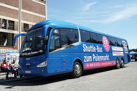 Von Berlin-Marzahn fährt der Shuttle-Bus zum Schnäppchenmarkt an die deutsch-polnische Grenze drei Mal täglich.