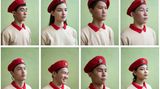 Die Mitglieder der "Junarmija" tragen Uniformen, die an Pfadfinder erinnern. Doch statt Kekse an die Nachbarn zu verkaufen, üben diese Jugendlichen militärische Märsche ein und bauen Kalaschnikow-Modelle zusammen. 
