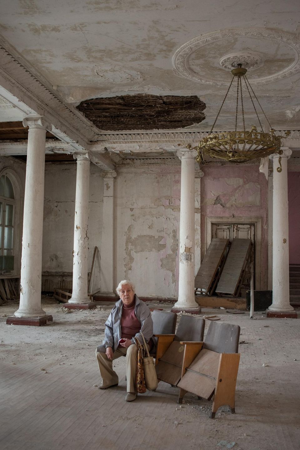 Deja ist Kriegsüberlebende und verbringt ihre Rente mit der Erhaltung der Erinnerungen an den zweiten Weltkrieg, hier fotografiert im Kulturhaus im Stadtviertel Beketowa.