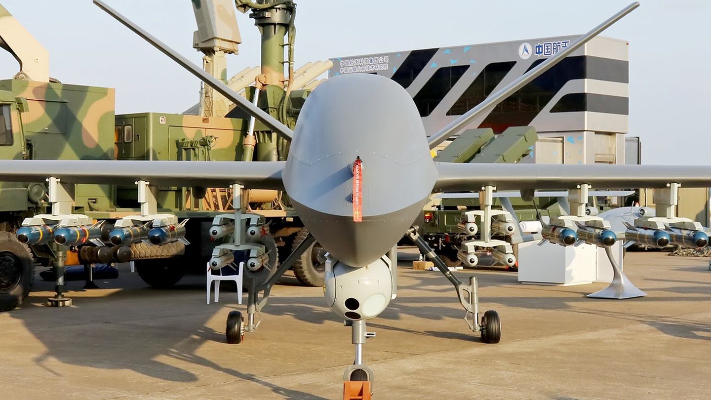 Die CH-5 auf einer Rüstungsmesse.