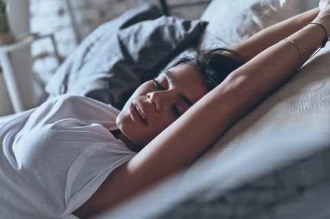 Eine Frau liegt im Bett