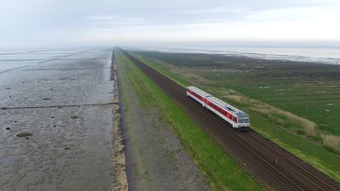 Ein Zug der Deutschen Bahn fährt über den Hindenburgdamm zwischen Sylt und Niebüll