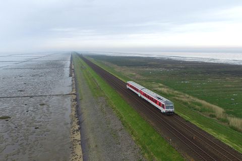 Ein Zug der Deutschen Bahn fährt über den Hindenburgdamm zwischen Sylt und Niebüll