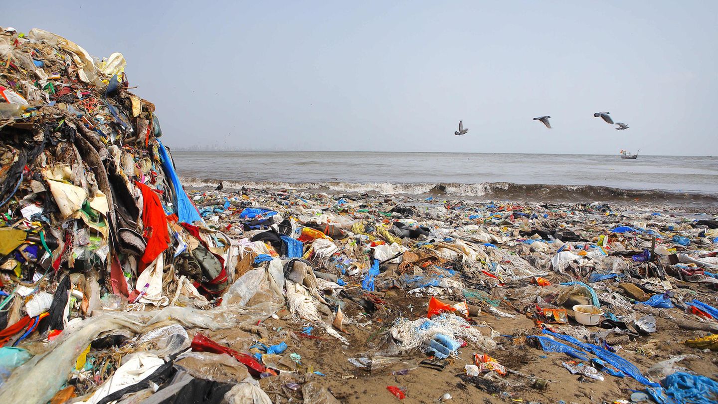 Plastikmüll am Strand von Mumbai, Indien