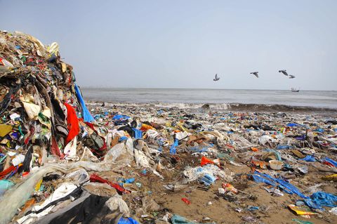 Plastikmüll am Strand von Mumbai, Indien