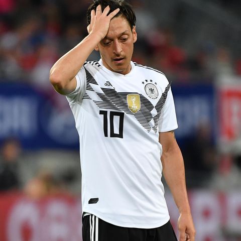 Mesut Özil steht enttäuscht auf dem Platz