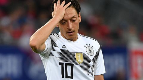 Mesut Özil steht enttäuscht auf dem Platz