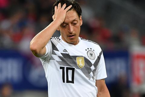 Mesut Özil steht enttäuscht auf dem Platz