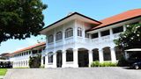 Das Capella Resort mit seinen 112 Zimmern und Gästevillen ist in restaurierten Kolonialgebäuden untergebracht, darunter dem früheren Offizierskasino der britischen Armee.