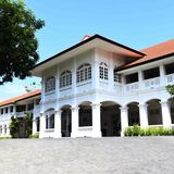 Das Capella Resort mit seinen 112 Zimmern und Gästevillen ist in restaurierten Kolonialgebäuden untergebracht, darunter dem früheren Offizierskasino der britischen Armee.