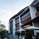 Der geschwungene neue Trakt wurde von dem berühmten britischen Architekten Norman Foster entworfen. Hier stiegen schon Popstars wie Lady Gaga und Madonna mit ihrer Entourage ab. 