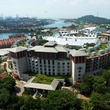 Ungefähr fünf Millionen Menschen besuchen jedes Jahr Sentosa Island und vergnügen sich hier. Das Capella Resort liegt im Gegensatz zu den großen Hotels wie im Bild relativ weit entfernt von den dichtbevölkerten Wohngebieten Singapurs und lässt sich deshalb gut absichern.