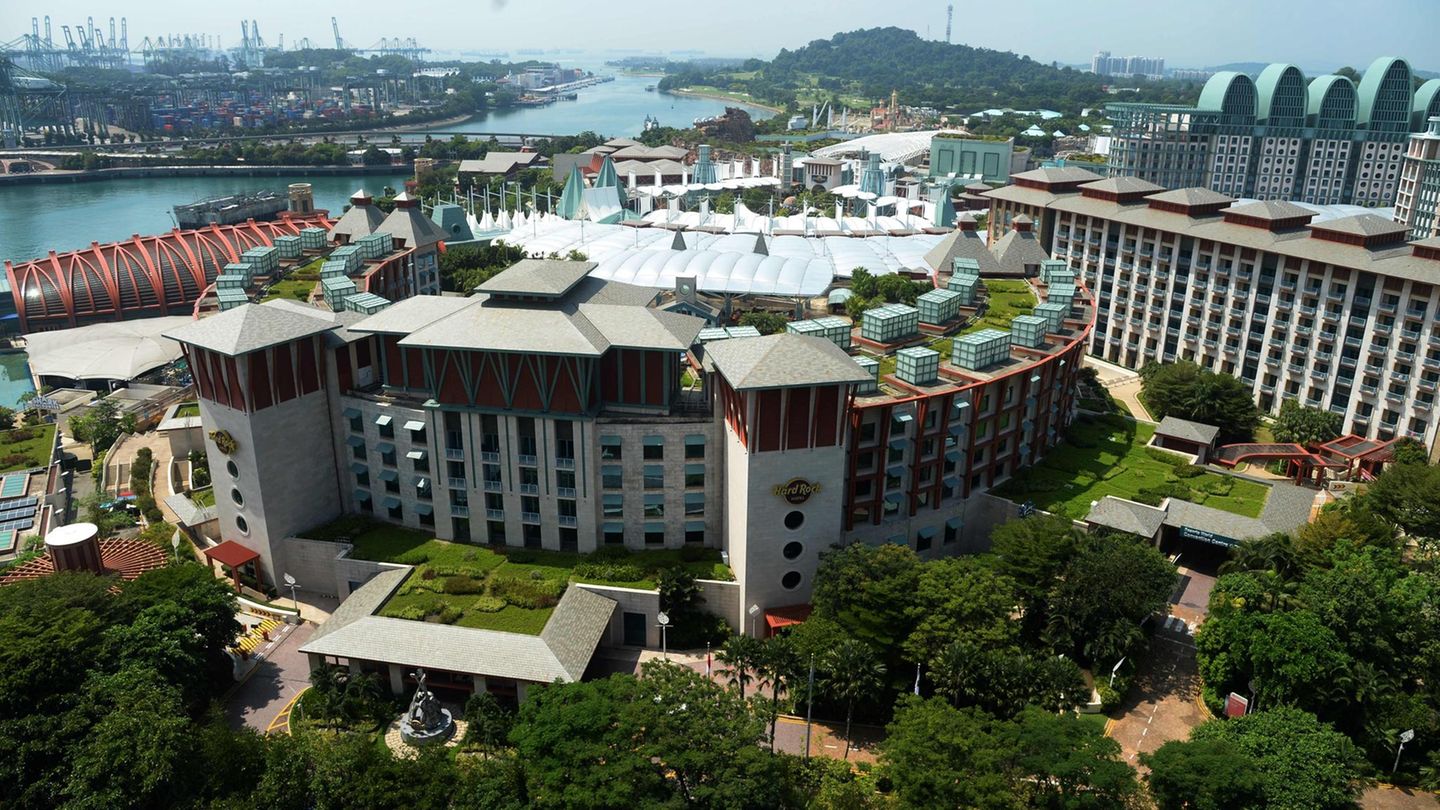 Ungefähr fünf Millionen Menschen besuchen jedes Jahr Sentosa Island und vergnügen sich hier. Das Capella Resort liegt im Gegensatz zu den großen Hotels wie im Bild relativ weit entfernt von den dichtbevölkerten Wohngebieten Singapurs und lässt sich deshalb gut absichern.