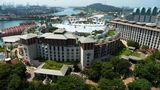 Ungefähr fünf Millionen Menschen besuchen jedes Jahr Sentosa Island und vergnügen sich hier. Das Capella Resort liegt im Gegensatz zu den großen Hotels wie im Bild relativ weit entfernt von den dichtbevölkerten Wohngebieten Singapurs und lässt sich deshalb gut absichern.