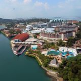 Auf der Insel gibt es viele Hotels, Kasinos und künstlich angelegte Strände mit Palmen.