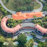 Der Ort des Gipfeltreffens aus der Luft: Das Capella Resort Singapore liegt auf einer dem Stadtstaat vorgelagerten Insel. Deutlich sind das historische Haupthaus und die runden Anbauten zu erkennen.