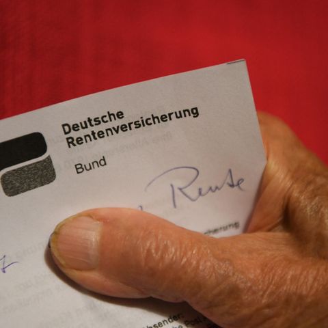 Mensch hält Brief der Deutschen Rentenversicherung