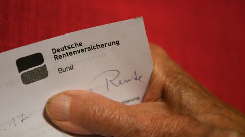 Mensch hält Brief der Deutschen Rentenversicherung