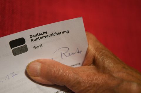 Mensch hält Brief der Deutschen Rentenversicherung