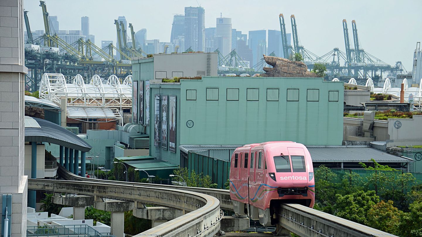 Sentosas Lage ist nicht gerade idyllisch: In der Nähe liegt einer der größten Conatinerhäfen der Welt. Zur Insel geht es für das normale Volk über eine Brücke, per Seilbahn oder mit der Monorail.