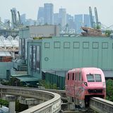 Sentosas Lage ist nicht gerade idyllisch: In der Nähe liegt einer der größten Conatinerhäfen der Welt. Zur Insel geht es für das normale Volk über eine Brücke, per Seilbahn oder mit der Monorail.