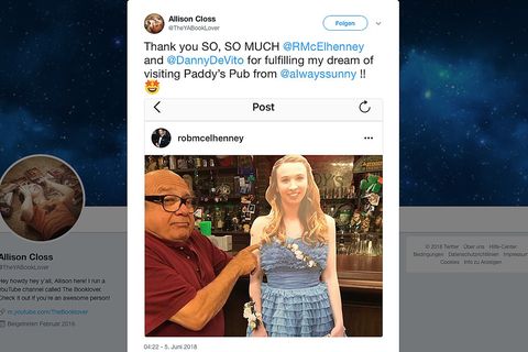 Screenshot des Twitter-Kanals von Allison Closs mit dem Bild von Danny DeVito mit ihr als Pappaufsteller