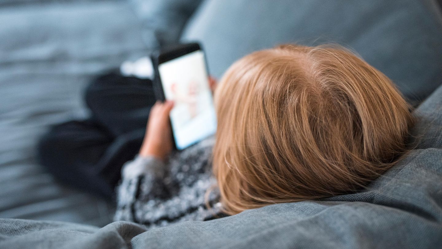 Kleinkind spielt mit Smartphone