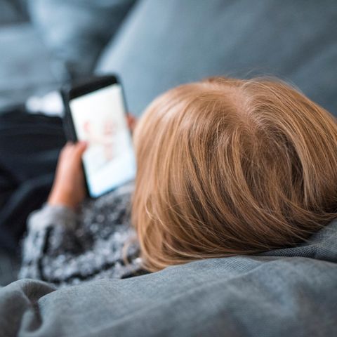 Kleinkind spielt mit Smartphone