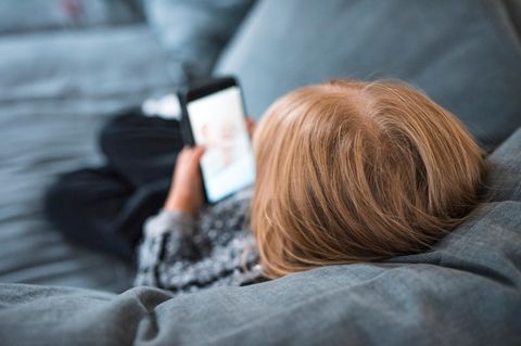 Kleinkind spielt mit Smartphone