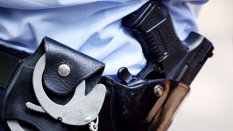 Ein Polizist mit Handschellen und Pistole am Gürtel in Köln