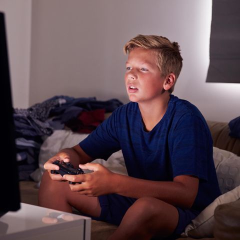 Ein Junge sitzt vor einem Bildschirm und spielt Computerspiele