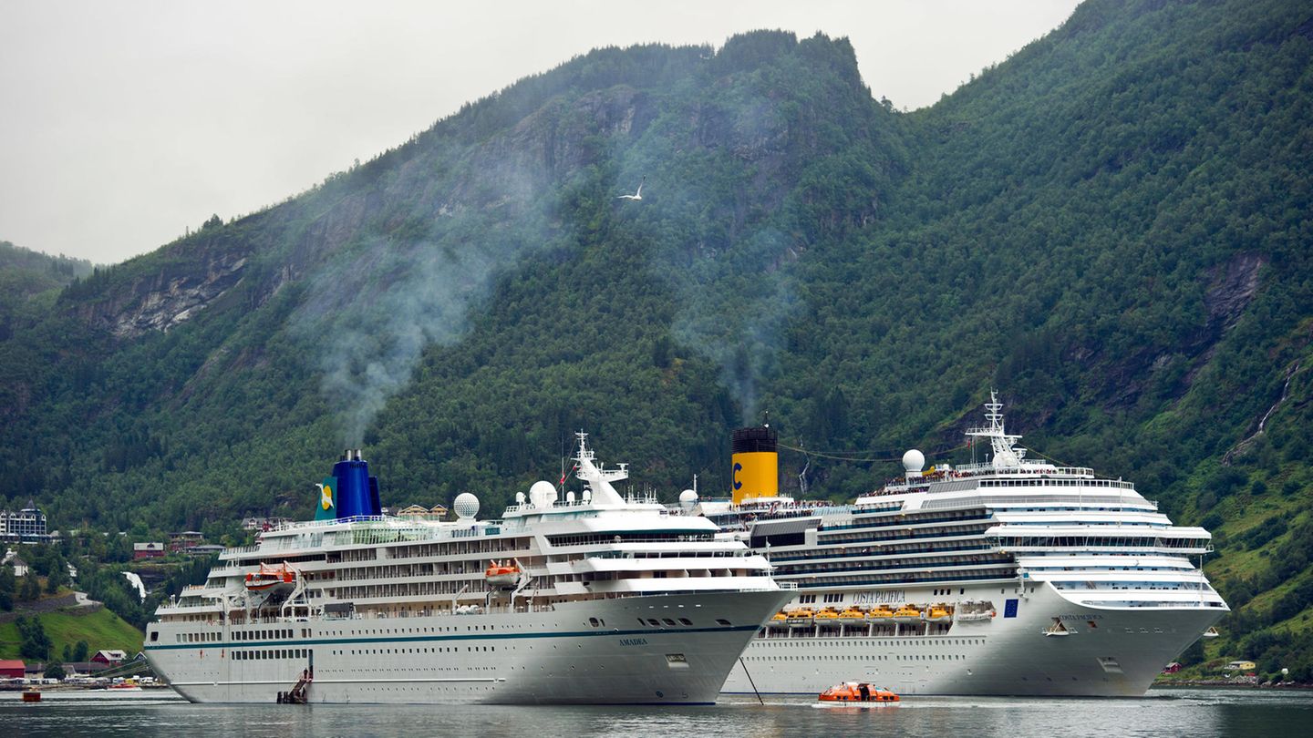 Zwei Kreuzfahrtschiff mit Abgasfahnen liegen im Geirangerfjord auf Reede: Die "Amedea" von Phoenix Reisen und die "Costa Pacifica" der Reederei Costa Crociere.