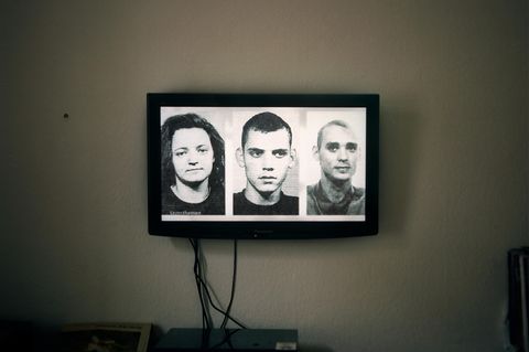 Bilder von Beate Zschäpe, Uwe Böhnhardt und Uwe Mundlos werden in den "Tagesthemen" gezeigt