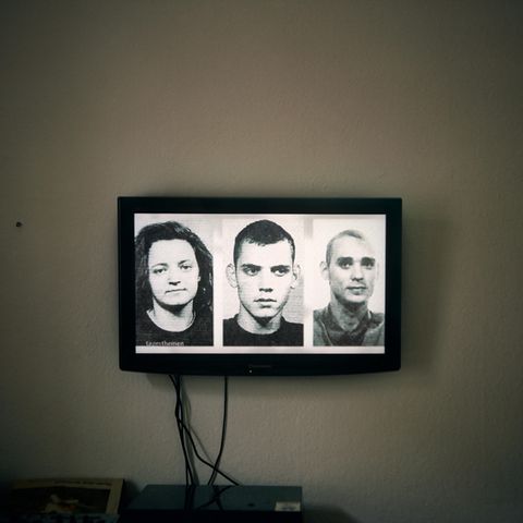 Bilder von Beate Zschäpe, Uwe Böhnhardt und Uwe Mundlos werden in den "Tagesthemen" gezeigt