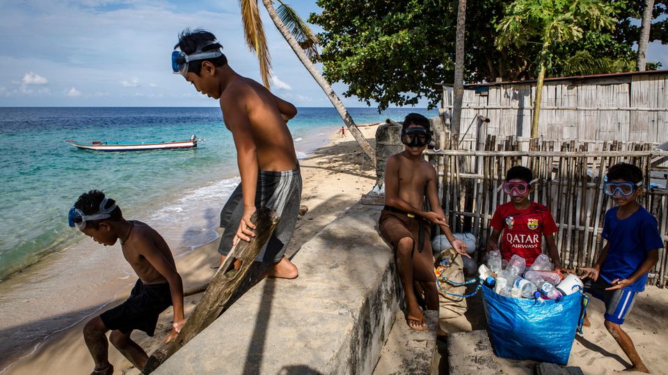 Die Jungen holen Plastikflaschen aus dem Meer oder klauben sie von den Stränden. Ihr Lohn: Taucherbrillen und ein Schnorchelkurs Die Jungen holen Plastikflaschen aus dem Meer oder klauben sie von den Stränden