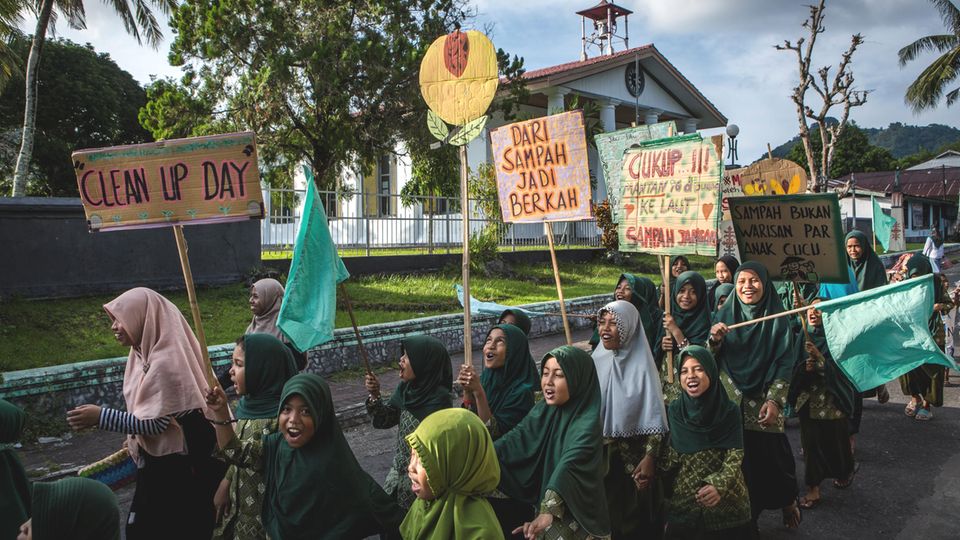 Junge Mädchen und Frauen demonstrieren beim nationalen "Cleanup Day" Junge Mädchen und Frauen demonstrieren beim nationalen "Cleanup Day"
